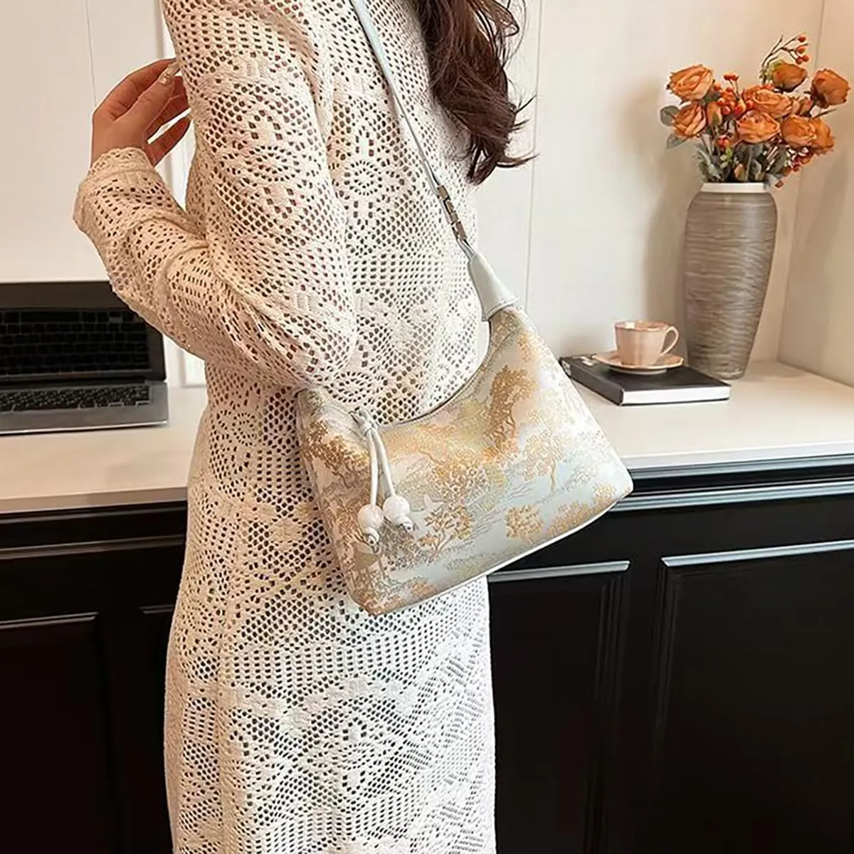 Chinese women's retro handbag, embroidered print design with unique shoulder bag, elegant temperament banquet gift
