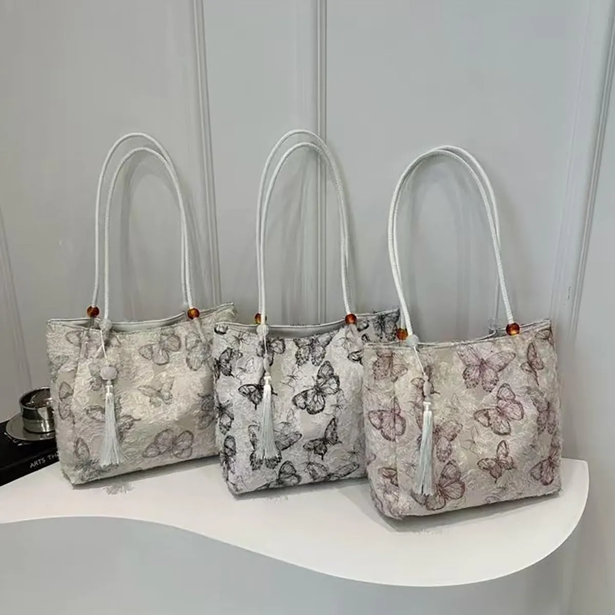 Chinese women's retro printed handbag, butterfly design large capacity shoulder bag, elegant temperament banquet gift