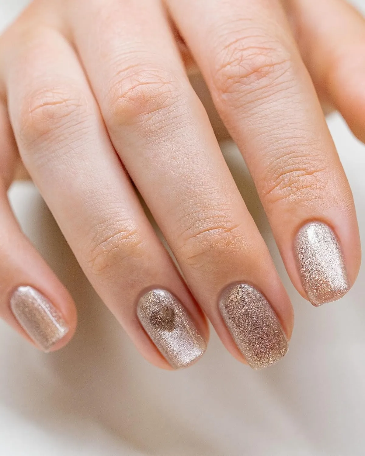 Gelish Cat Eye Pure Velvet Magnet – Magnetic Gel Polish, Stunning Reflections, Two-Toned Color Shift, Gorgeous Cat Eye Designs, Long-Lasting, Vegan, & Cruelty-Free (Feel The Allure, 15mL)