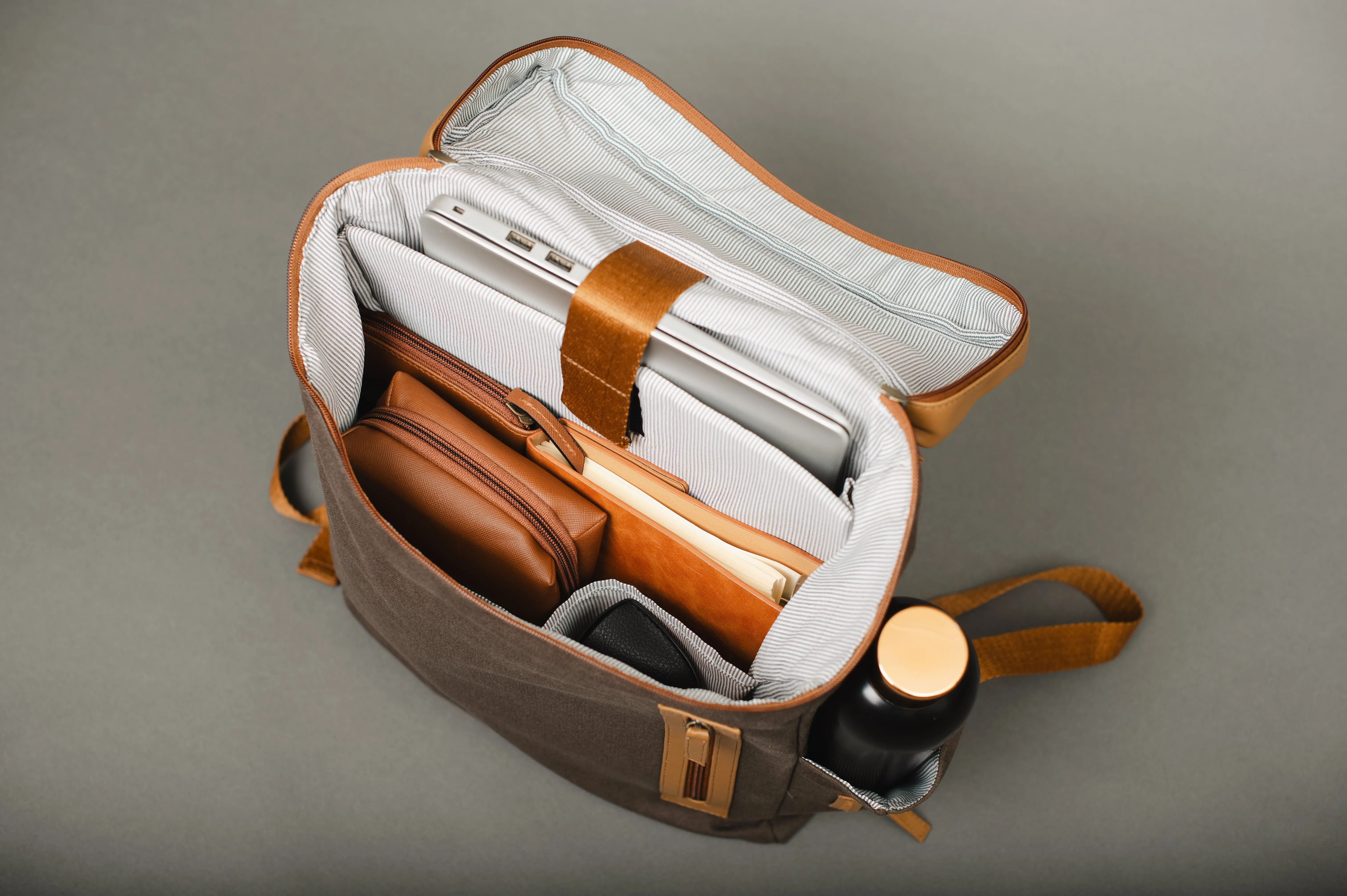 Oblique Flash Backpack Charcoal: 1N