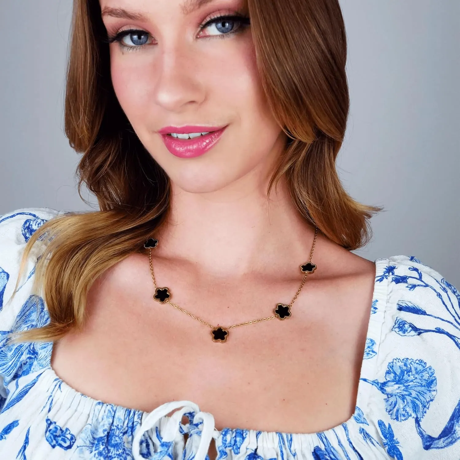 SHINYY 5 Leaf Clover Choker Necklace for Women 18K Gold Plated Stainless Steel Black Lucky Five Leaf Dangle Chain Jewelry Gift for Mother and Daughter